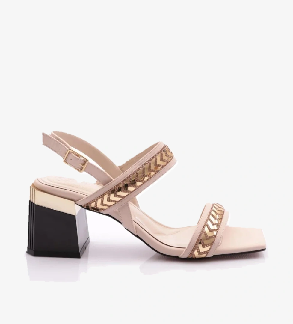 400 Kadin Üstü Metal Aksesuarli Topuklu Ayakkabi