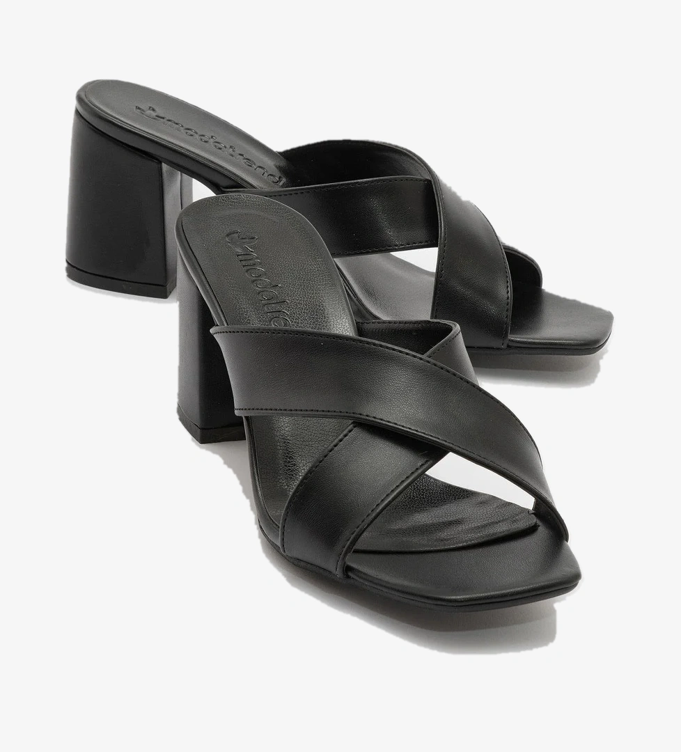 Kadın Küt Burunlu SİYAH CİLT