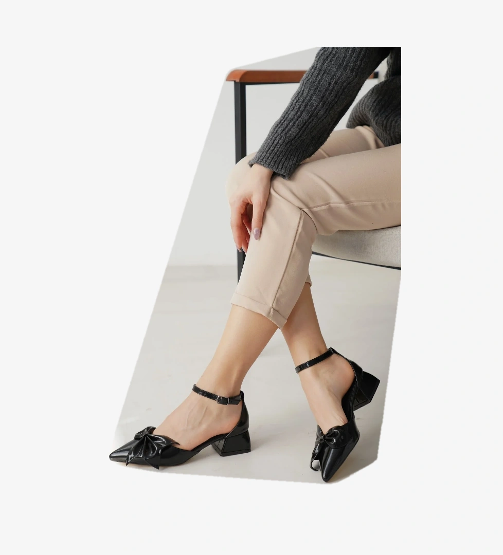 Divolya Lorenta Siyah Rugan Fiyonklu (4cm) Sivri Burun Topuklu Ayakkabı model görseli