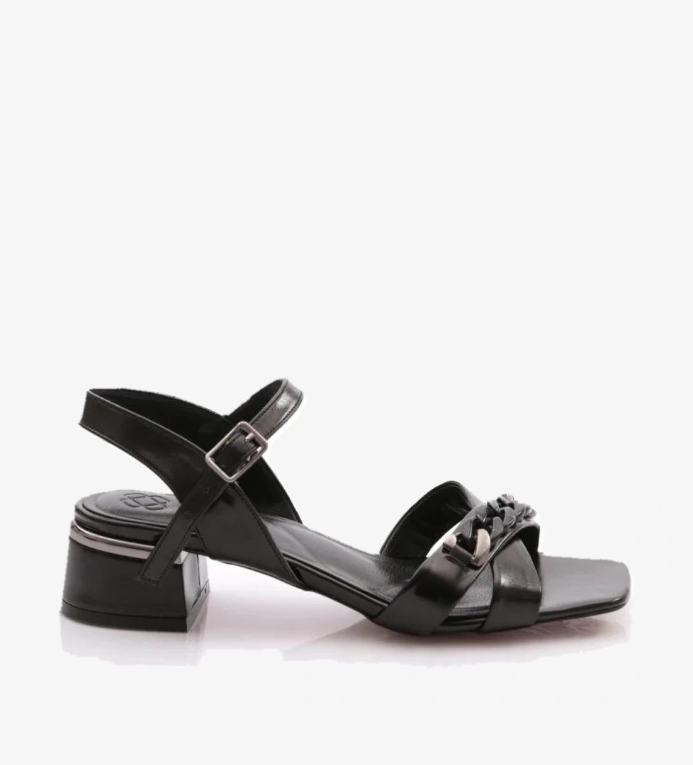 303-23Y Kadin Çapraz Bantli Zincir Aksesuarli Alçak Topuklu Sandalet