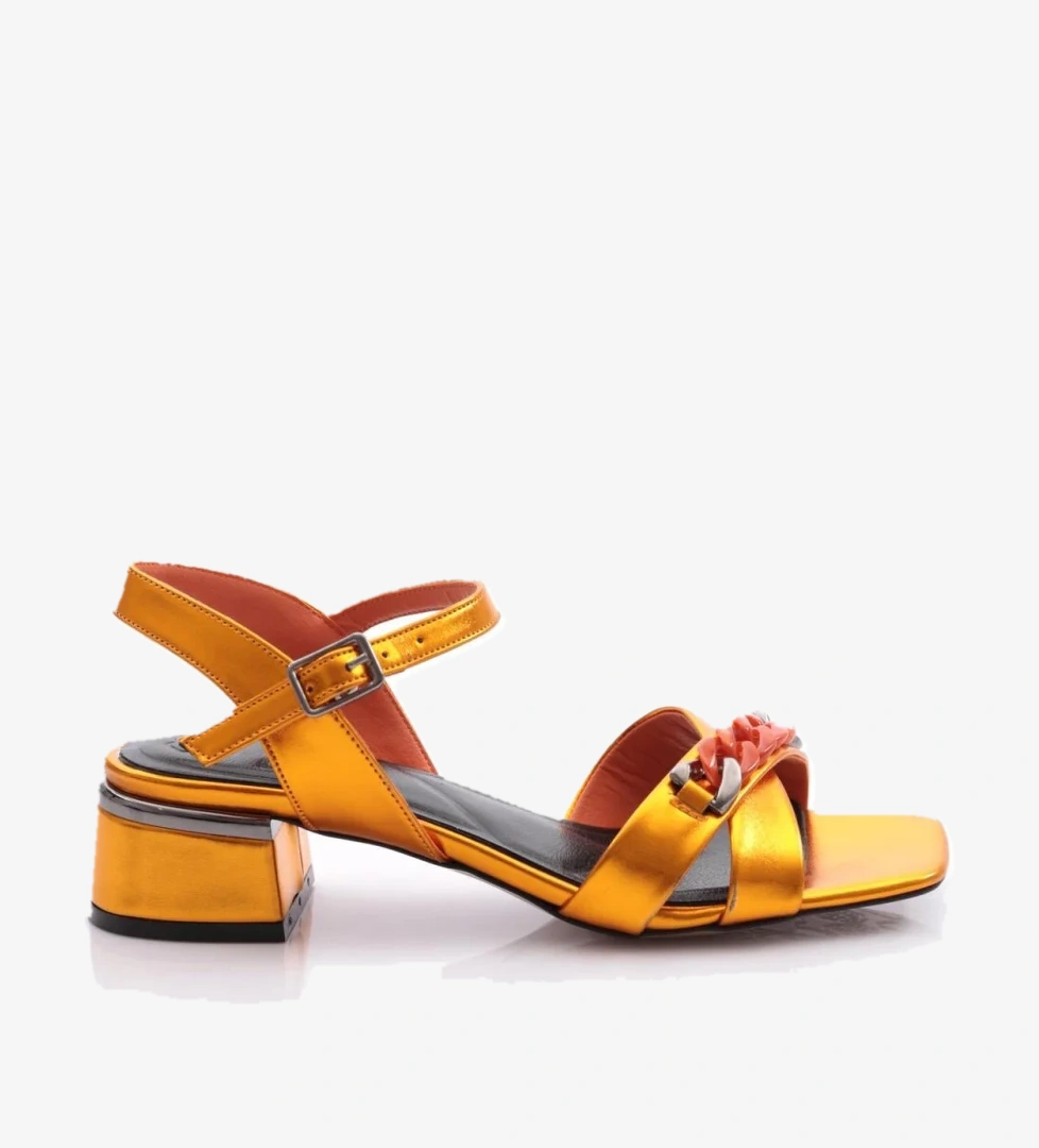 303-23Y Kadin Çapraz Bantli Zincir Aksesuarli Alçak Topuklu Sandalet