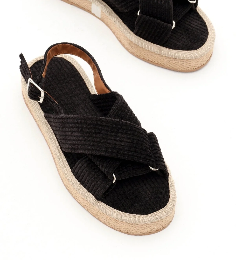 Kadın Siyah Çapraz Bantlı Bilekten Bağlamalı Hasır Triko Sandalet