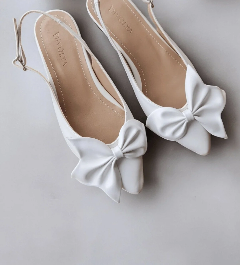 Nunka Beyaz Fiyonklu (2 cm Topuklu) Bilekten Bantlı Sivri Burun Günlük Babet