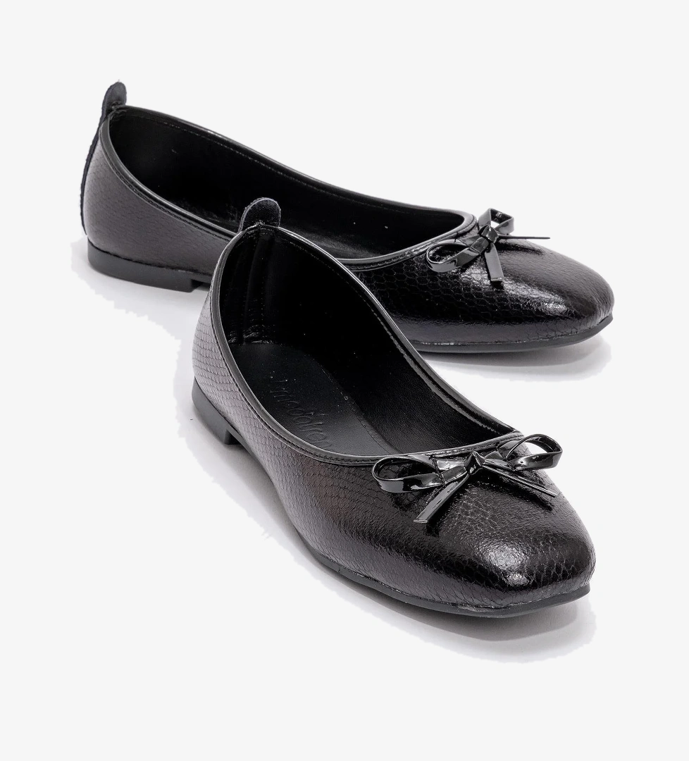 Ccway Kadın Küt Burunlu Babet Si̇yah Gümüş Yilan model görseli