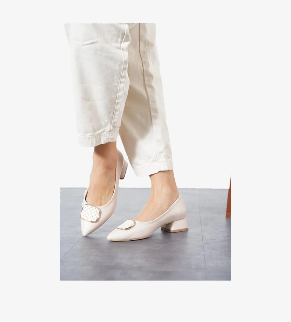 Feles Toka Detaylı Kısa Topuklu Kadın Babet Ayakkabı model görseli