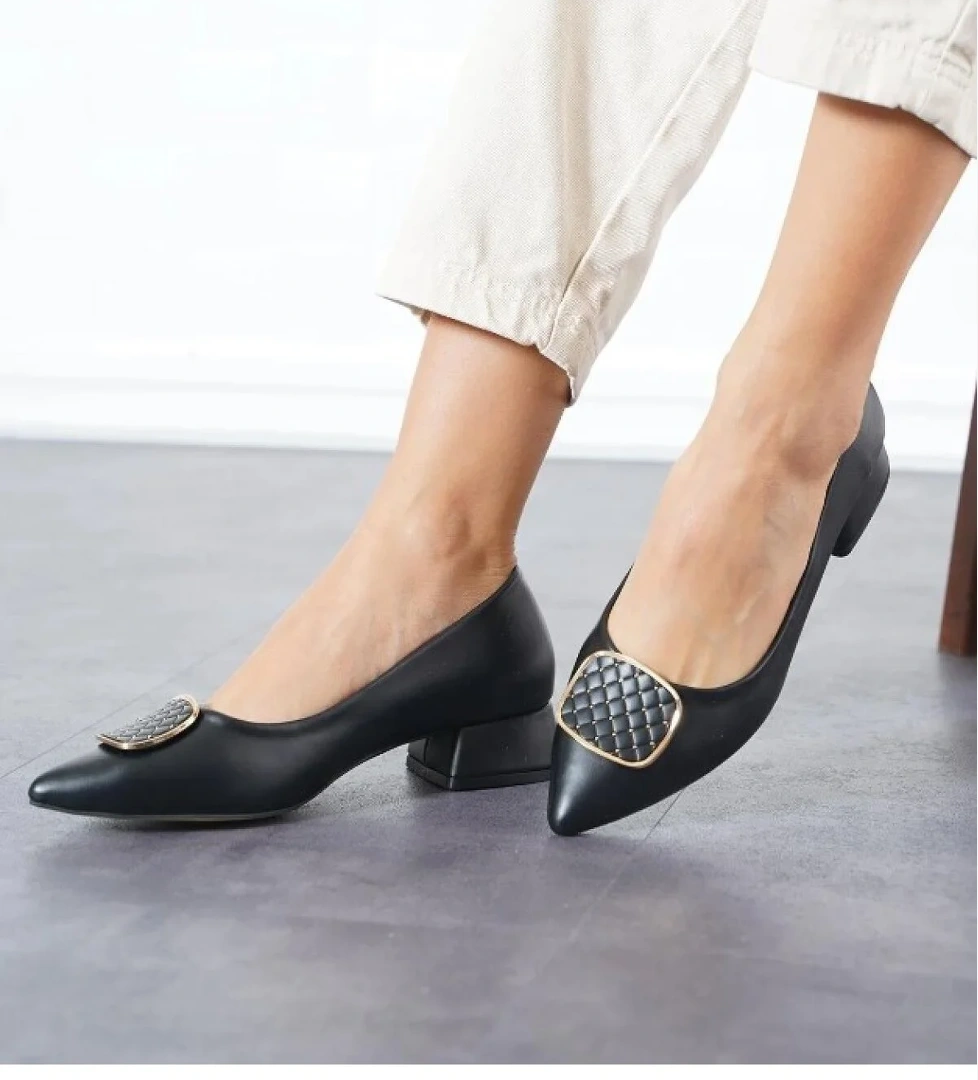 Toka Detaylı Kısa Topuklu Kadın Babet Ayakkabı