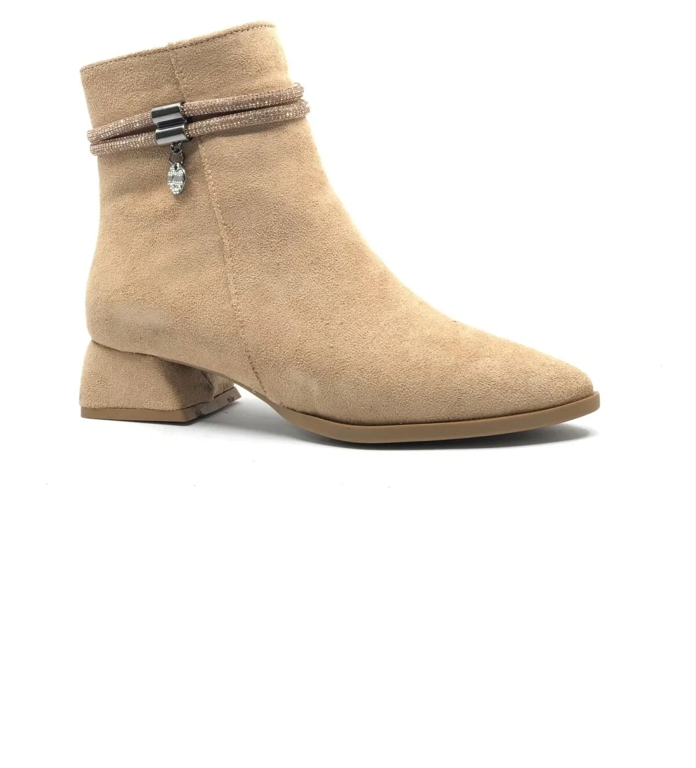 Şerit Taşlı Sivri Burun Kısa Topuklu Kadın Bot