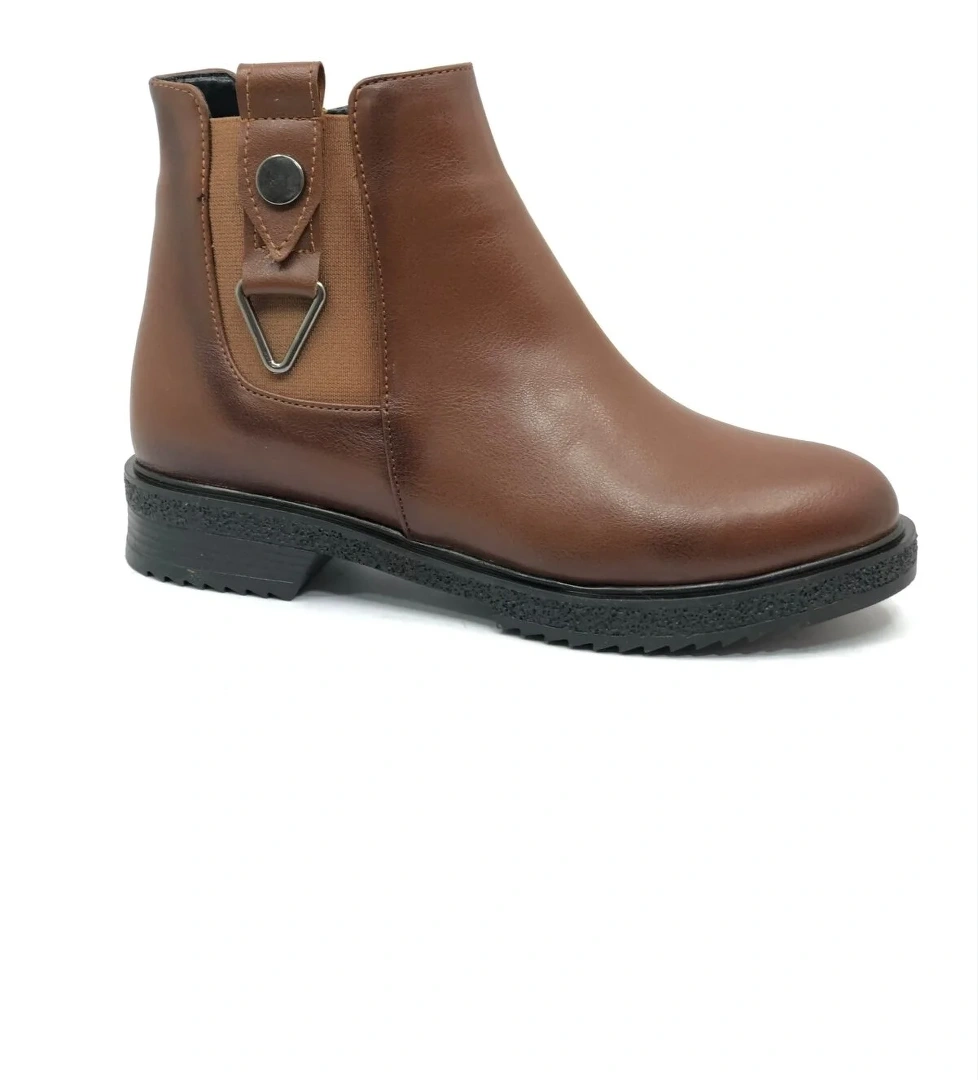 Süs Üçgen Toka Detaylı Düz Kaymaz Taban Kadın Bot - Görsel 1