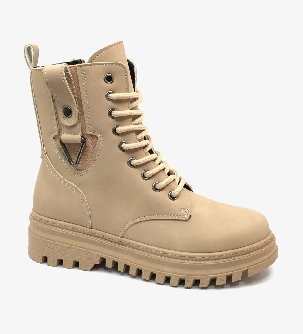 Mehtap Süs Üçgen Toka Detaylı Kaymaz Taban Kadın Postal Bot model görseli