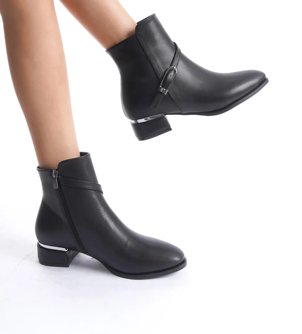 Kaltas Siyah Kısa Kalın Topuklu Tokalı Fermuarlı Günlük Bot