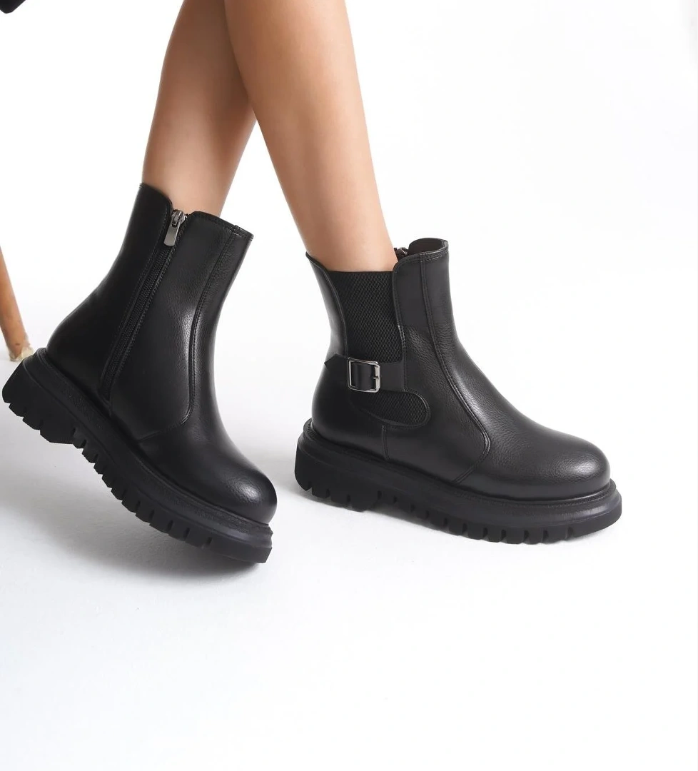 Modabuymuş Remba Siyah Kalın Tabanlı Fermurlı Lastikli Tokalı Günlük Rahat Bot model görseli