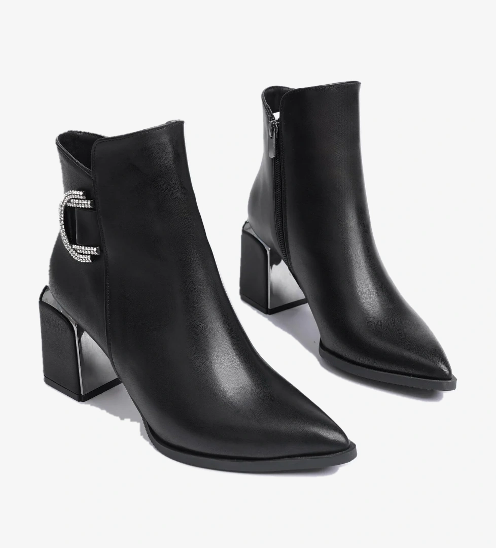 QADRA Garantili Sivri Burun Kalın Topuklu Toka Detaylı Fermuarlı Kadın Bot - Görsel 1