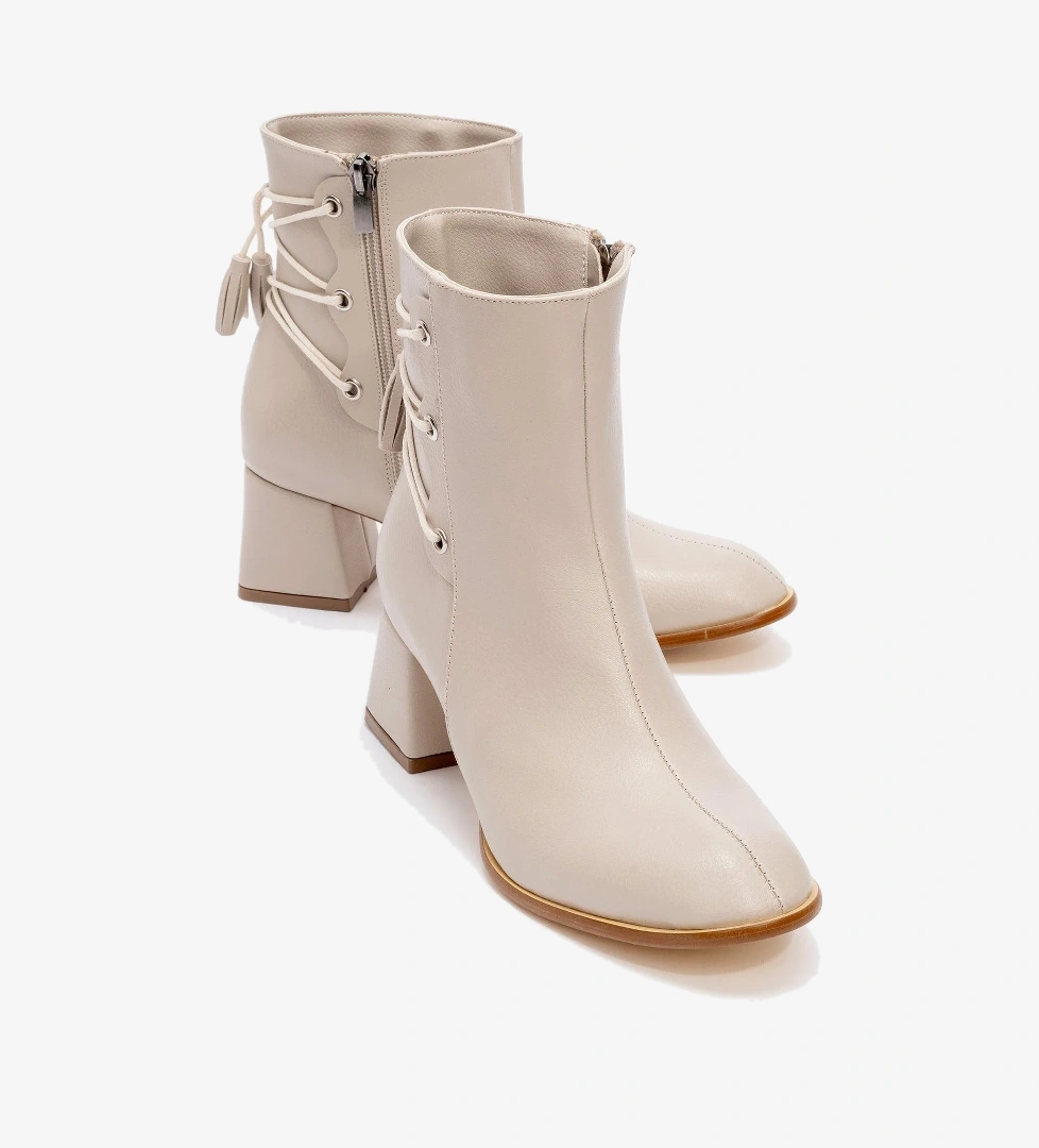 Bağcık Detaylı Fermuarlı Kadın Topuklu Bot BEJ CİLT