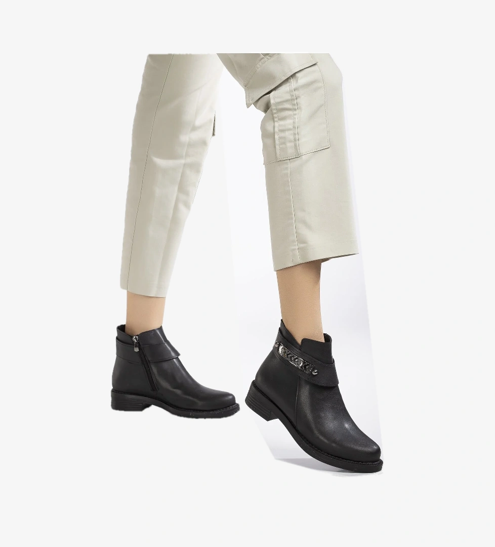 Kadın Siyah Cilt Termo Taban Desenli Tokalı Fermuarlı Kısa Topulu Bot