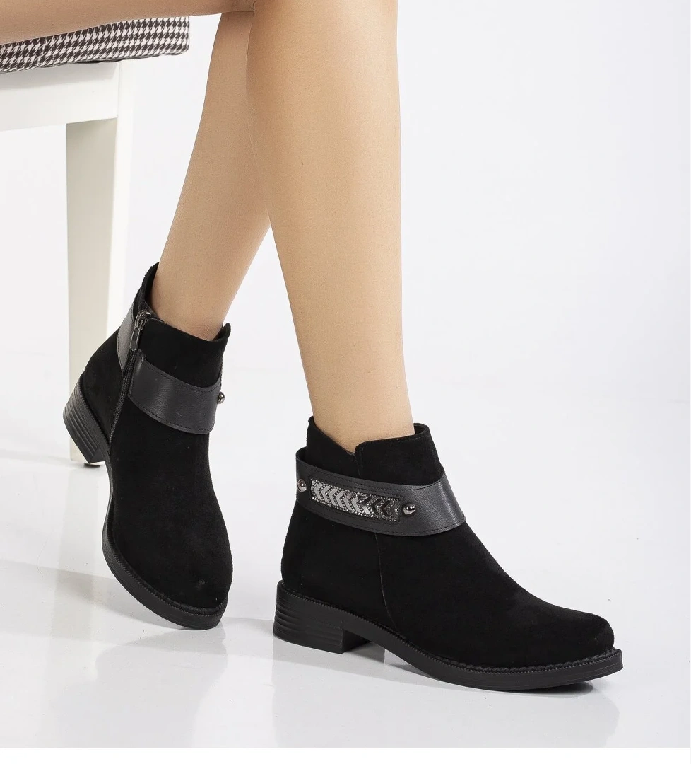 Kadın Siyah Süet Termo Taban Desenli Tokalı Fermuarlı Kısa Topulu Bot