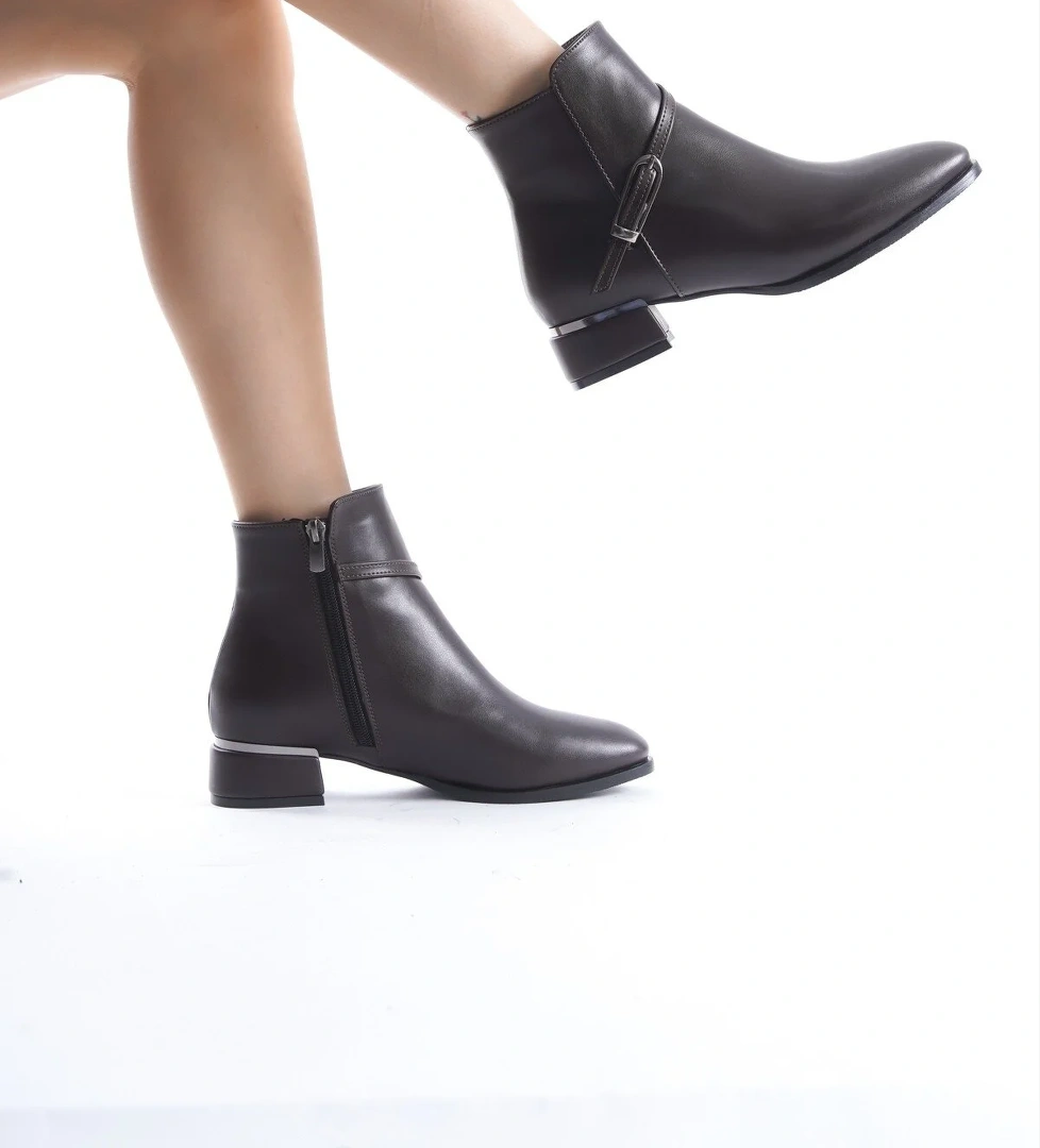 Modabuymuş Kaltas Siyah Acı Kahve Rengi Kısa Tokalı Fermuarlı Kalın Günlük Topuklu Bot model görseli