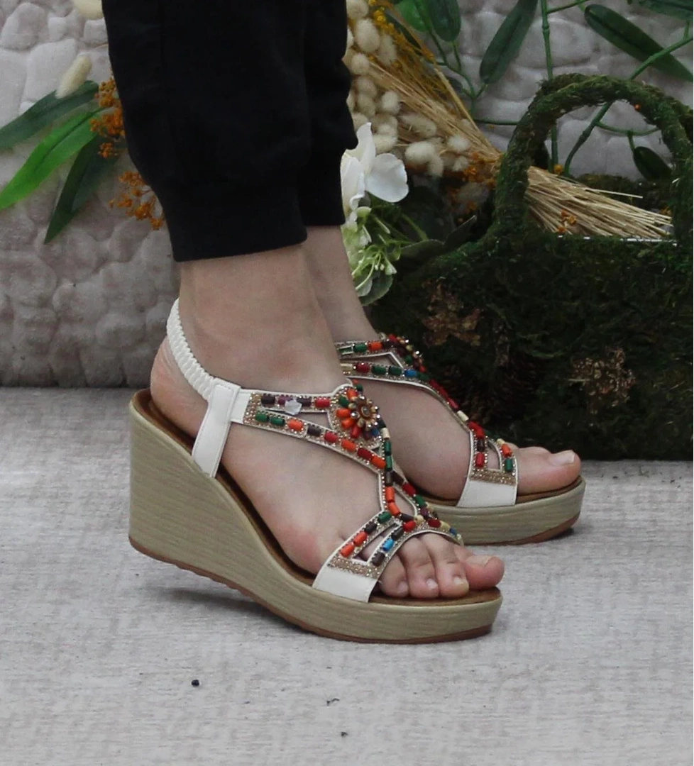 Fort Guja 24Y156-2 Rahat Şık Bonçuklu Taşlı Dolgu Taban Kadın Sandalet model görseli