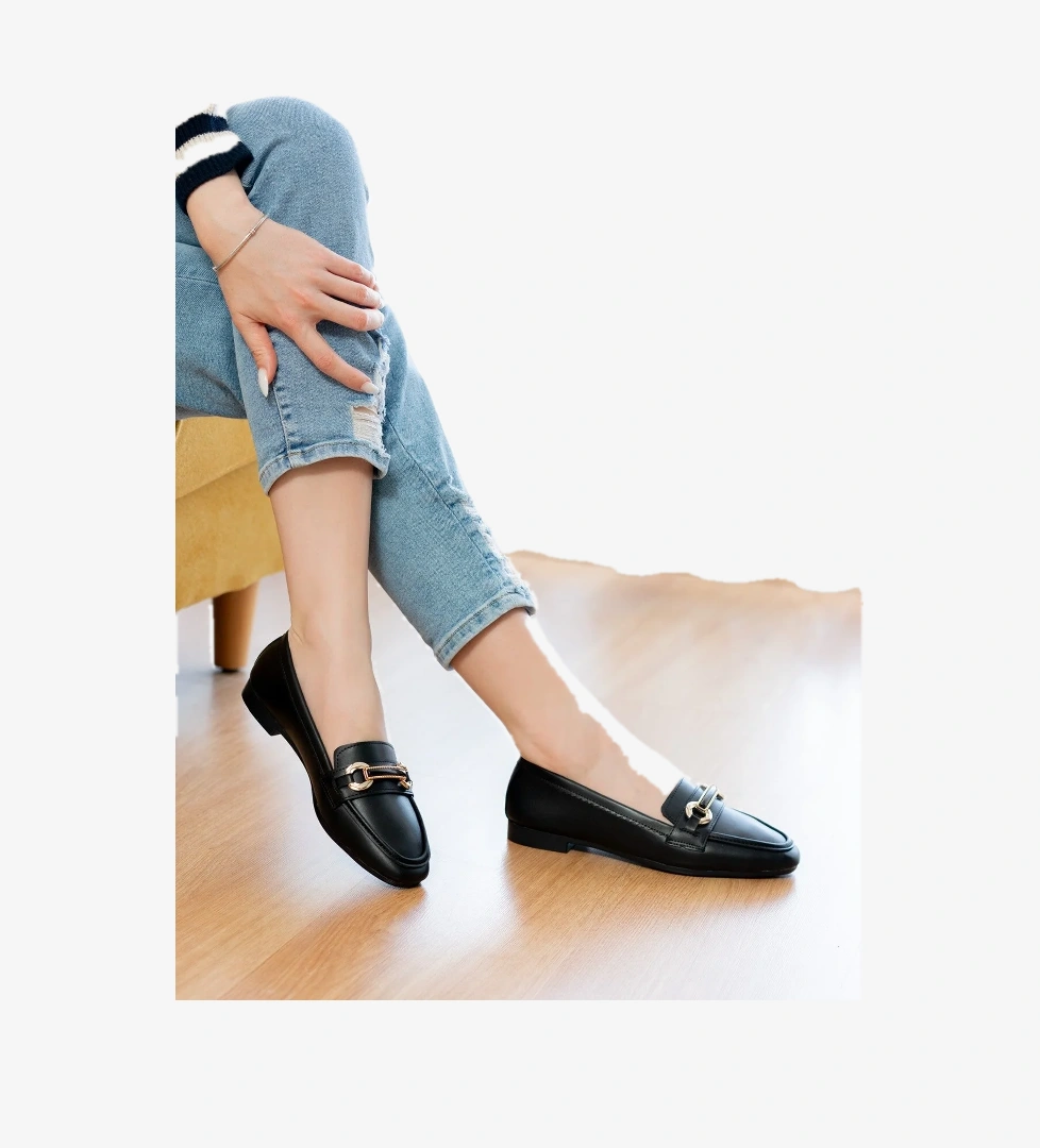 Fabri Siyah Tokalı ( 1 cm Topuklu ) Küt Burunlu Babet