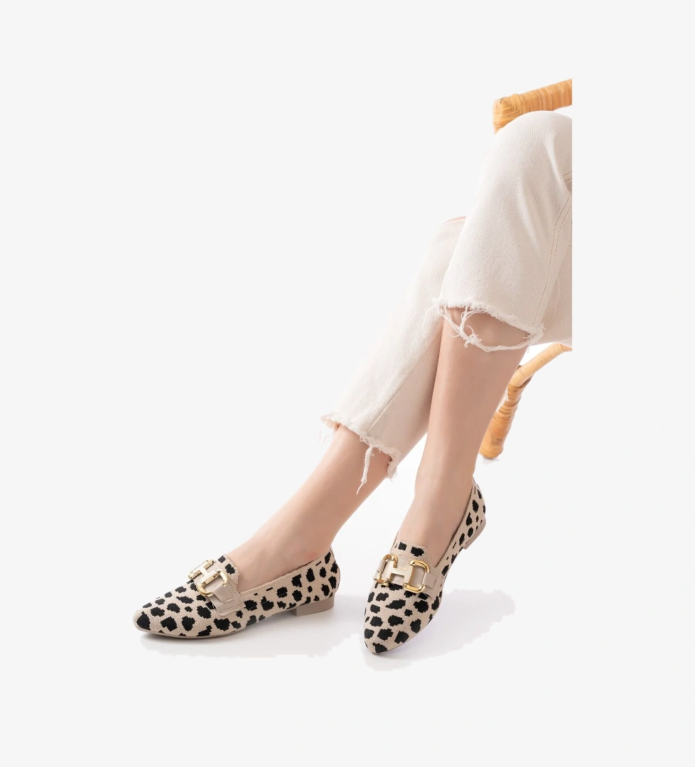 Bonna Bej Siyah Toka Detaylı ( 1 cm Topuklu ) Sivri Burun Babet