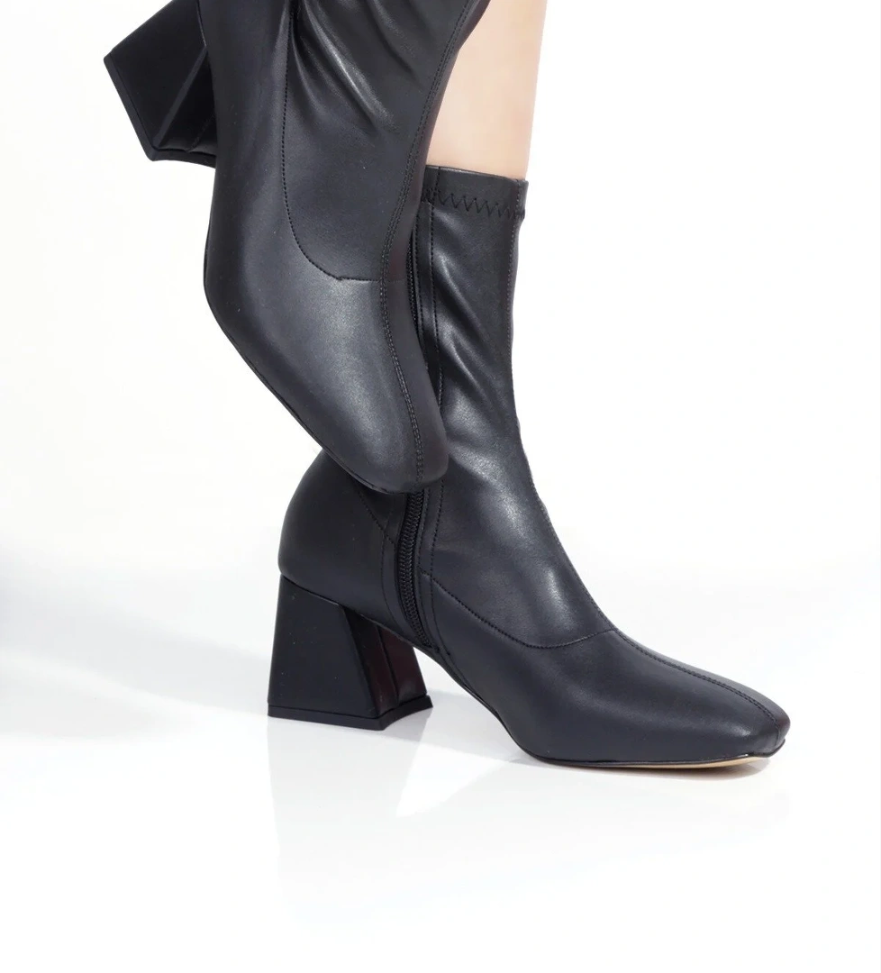 Modabuymuş Stomer Siyah Streç Küt Burun Topuklu Bot model görseli