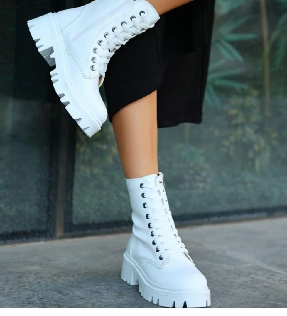 Beyaz Suni Deri Bağcıklı Kadın Bot