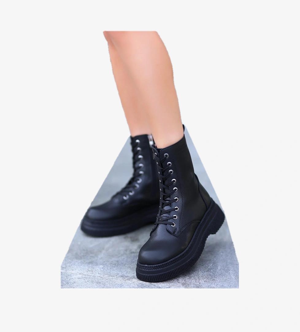 Pabucmarketi Siyah Suni Deri Bağcıklı Kadın Bot model görseli