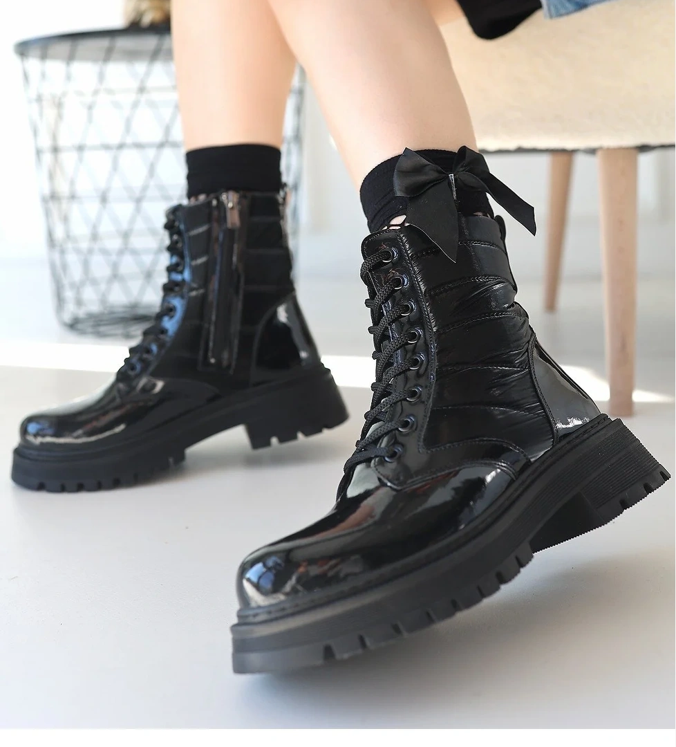 Pabucmarketi Kadın Bej Siyah Rugan Bağcıklı Günlük Bot model görseli