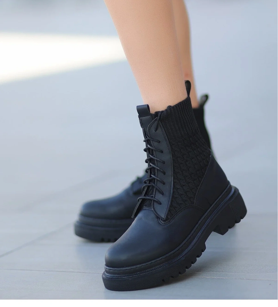 Pabucmarketi Kadın Siyah Bej Suni Deri Bağcıklı Bot model görseli