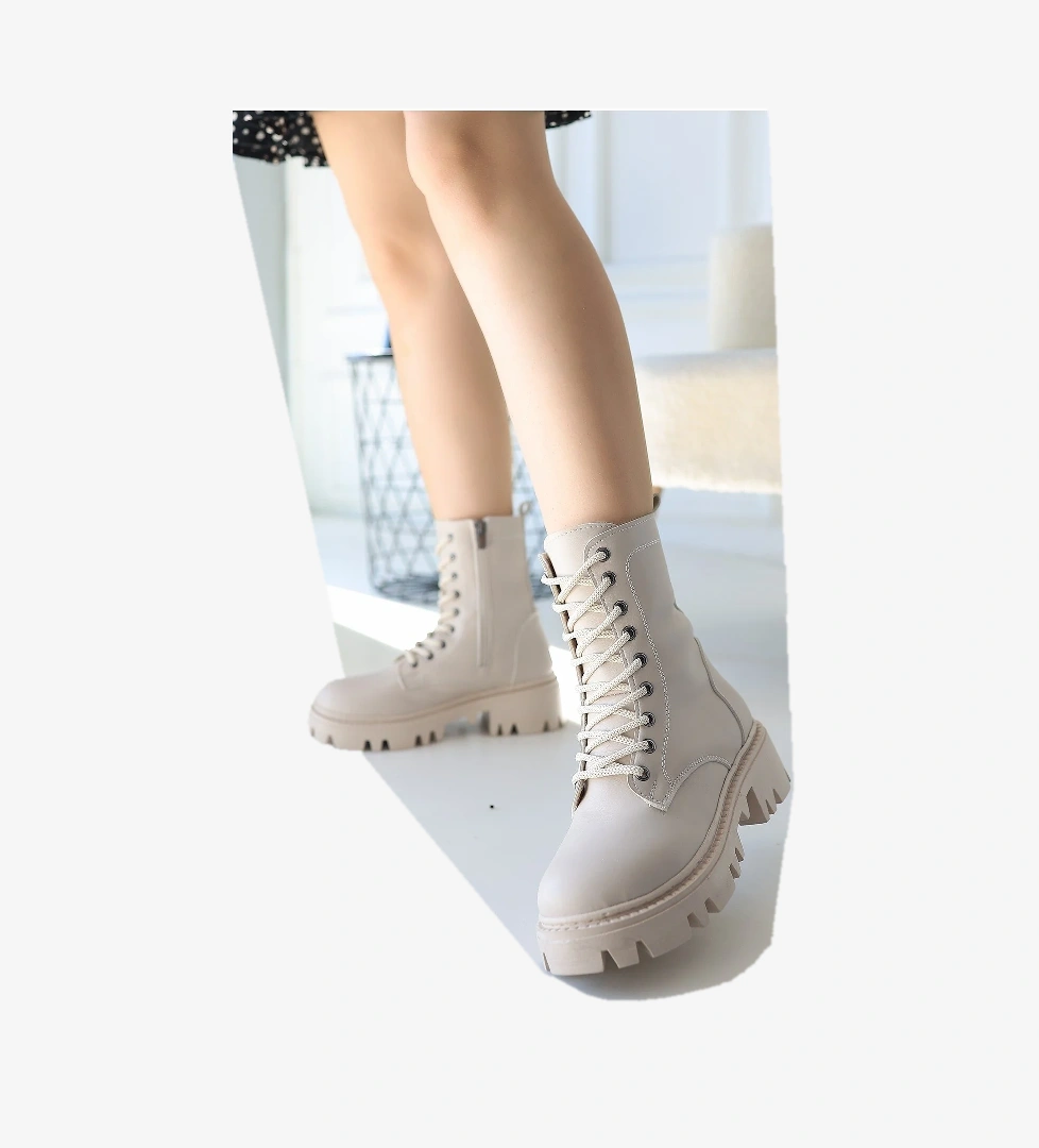 Pabucmarketi Bej Beyaz Suni Deri Bağcıklı Kadın Bot model görseli