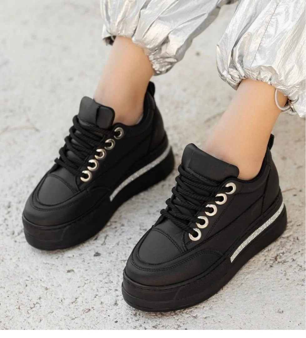 Pabucmarketi Siyah Beyaz Suni Deri Bağcıklı Kadın Sneaker Ayakkabı model görseli