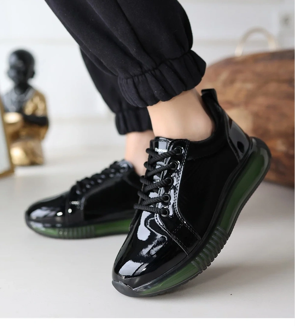 Siyah Rugan Bağcıklı Gri Tabanlı Kadın Spor Ayakkabı