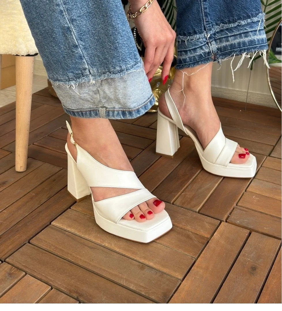 Beyaz Suni Deri Topuklu Kadın Sandalet