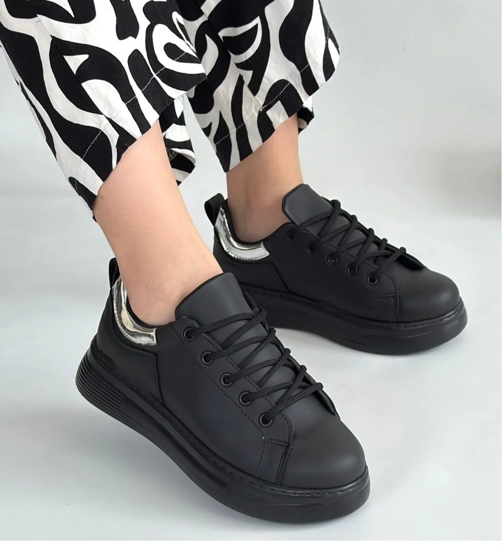 Pabucmarketi Siyah Suni Deri Bağcıklı Kadın Spor Ayakkabı model görseli