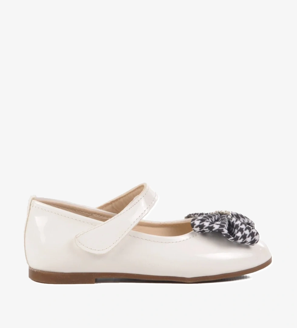 Beyaz Rugan Kurdeleli Hafif Kız Çocuk Babet 180 B