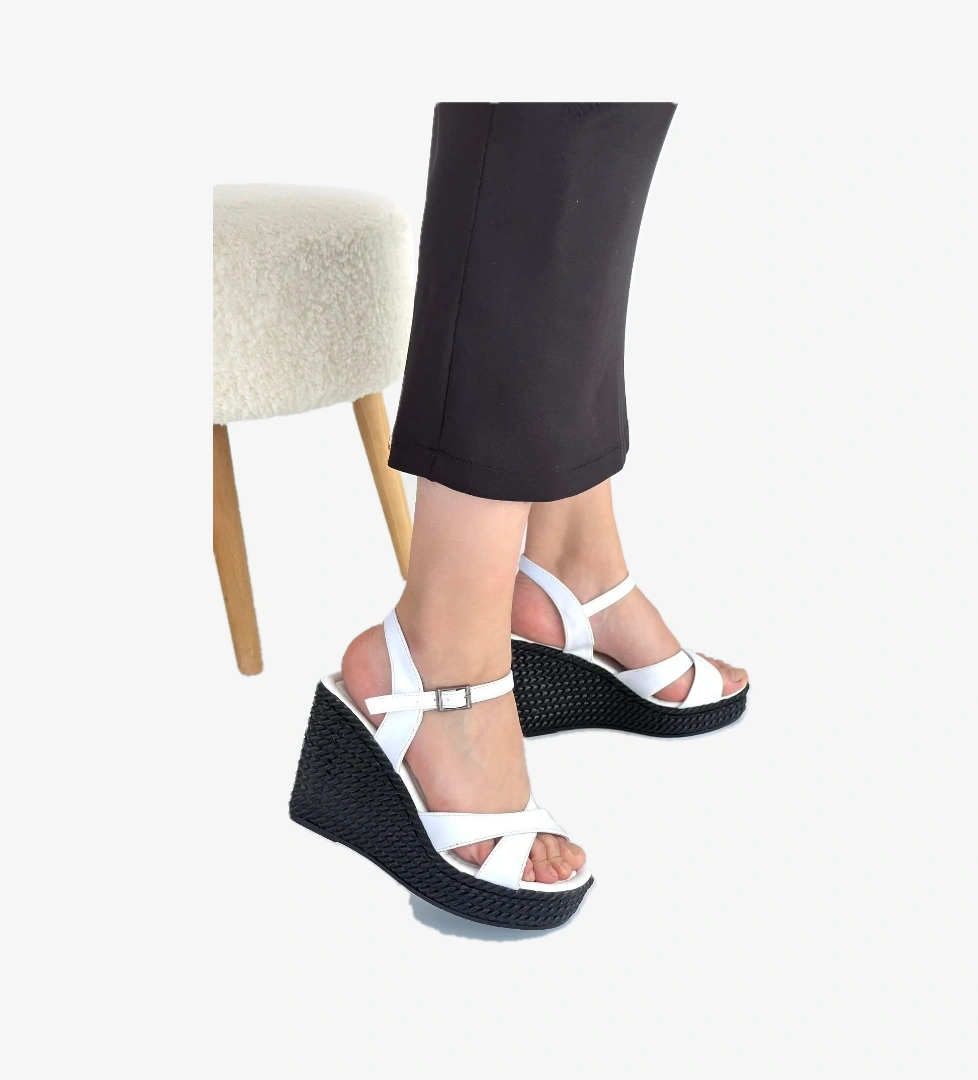 Pabucmarketi Beyaz Suni Deri Kadın Dolgu Topuk Sandalet - Görsel 1