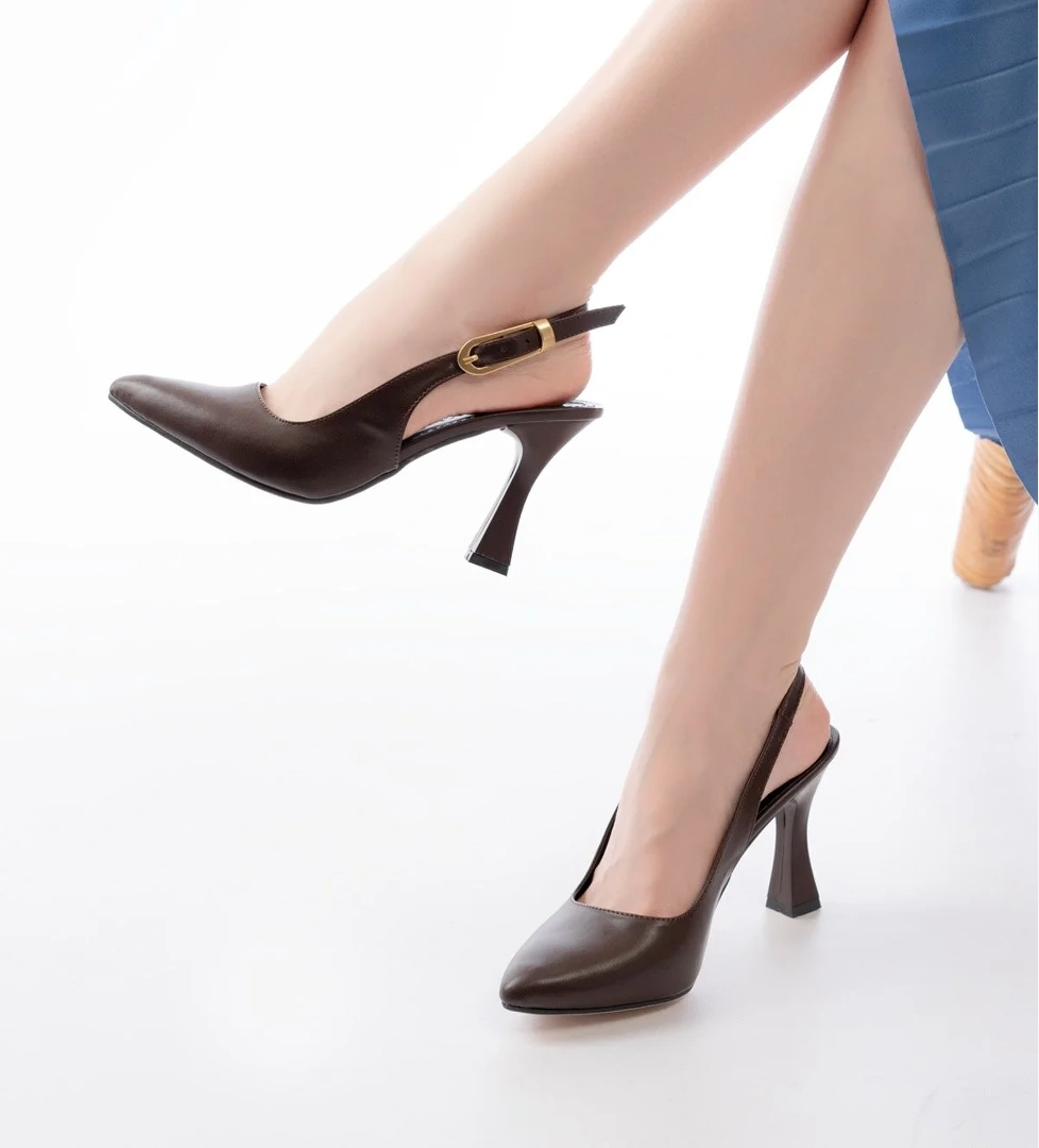 Divolya Elanor Rugan Yanı Tokalı (8 Cm) Sivri Burun Topuklu Ayakkabı model görseli