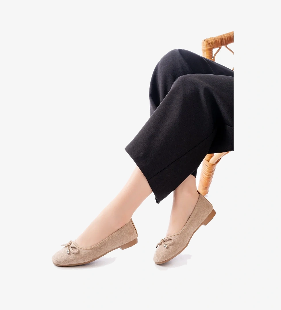 Divolya Divolya Potin Bej Süet Fiyonklu ( 2 cm) Oval Burunlu Günlük Kullanım Babet Flo'da! Bej - 1. görsel