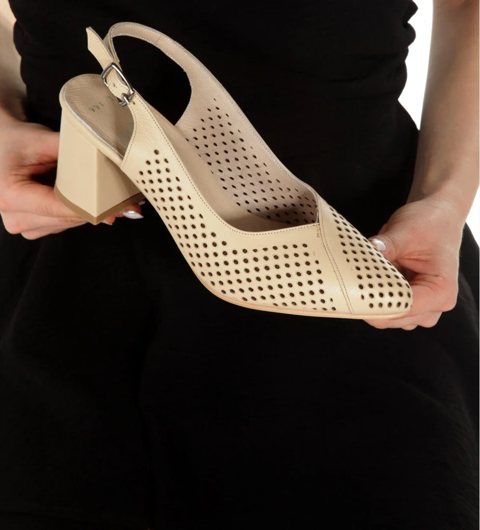 Modabuymuş Kenti Bej Siyah Rengi Hakiki Deri Stiletto Kalın Topuklu Yazlık Delikli Ayakkabı model görseli