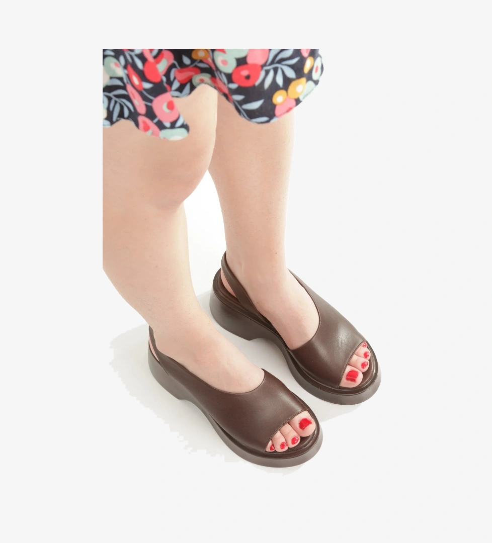 Modabuymuş Suma Rengi Hakiki Deri Sandalet Asimetrik Dolgu Topuklu Kadın Ayakkabı model görseli