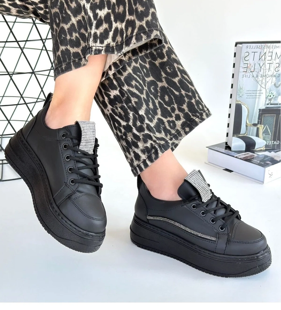 Pabucmarketi Siyah Bağcıklı Kadın Spor Ayakkabı model görseli