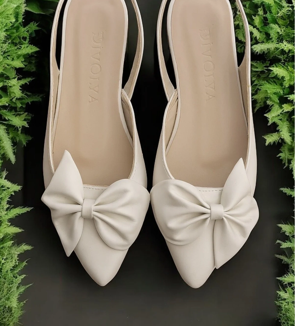 Vina Beyaz Fiyonklu (2 cm Topuklu) Bilekten Bantlı Sivri Burun Günlük Babet