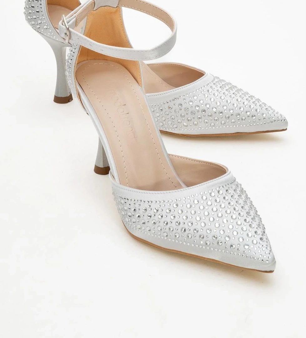 Ccway Taşlı Sivri Burunlu Kadın Topuklu Ayakkabı Gümüş Si̇yah Saten model görseli