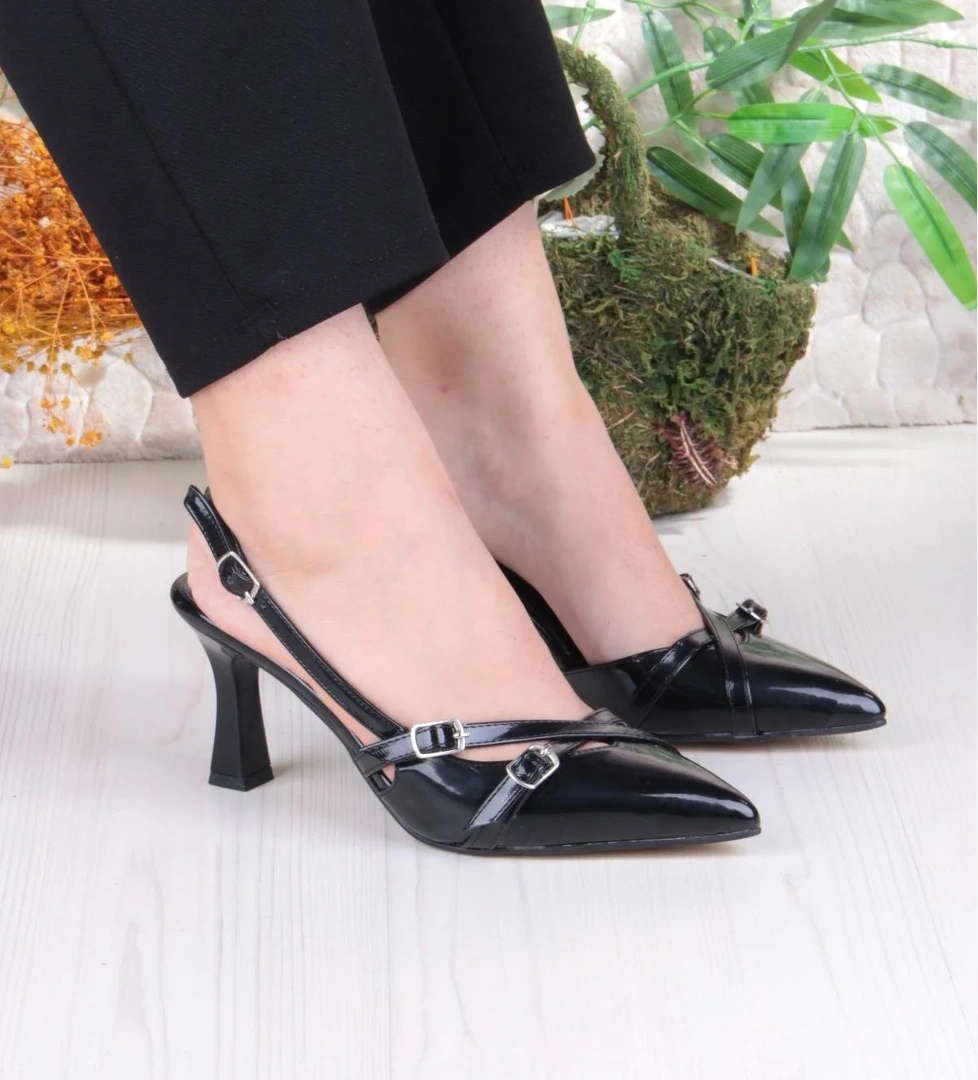 3669 Uraz Rugan Toka Detaylı Arkası Açık Önü Kapalı Topuklu Kadın Ayakkabı