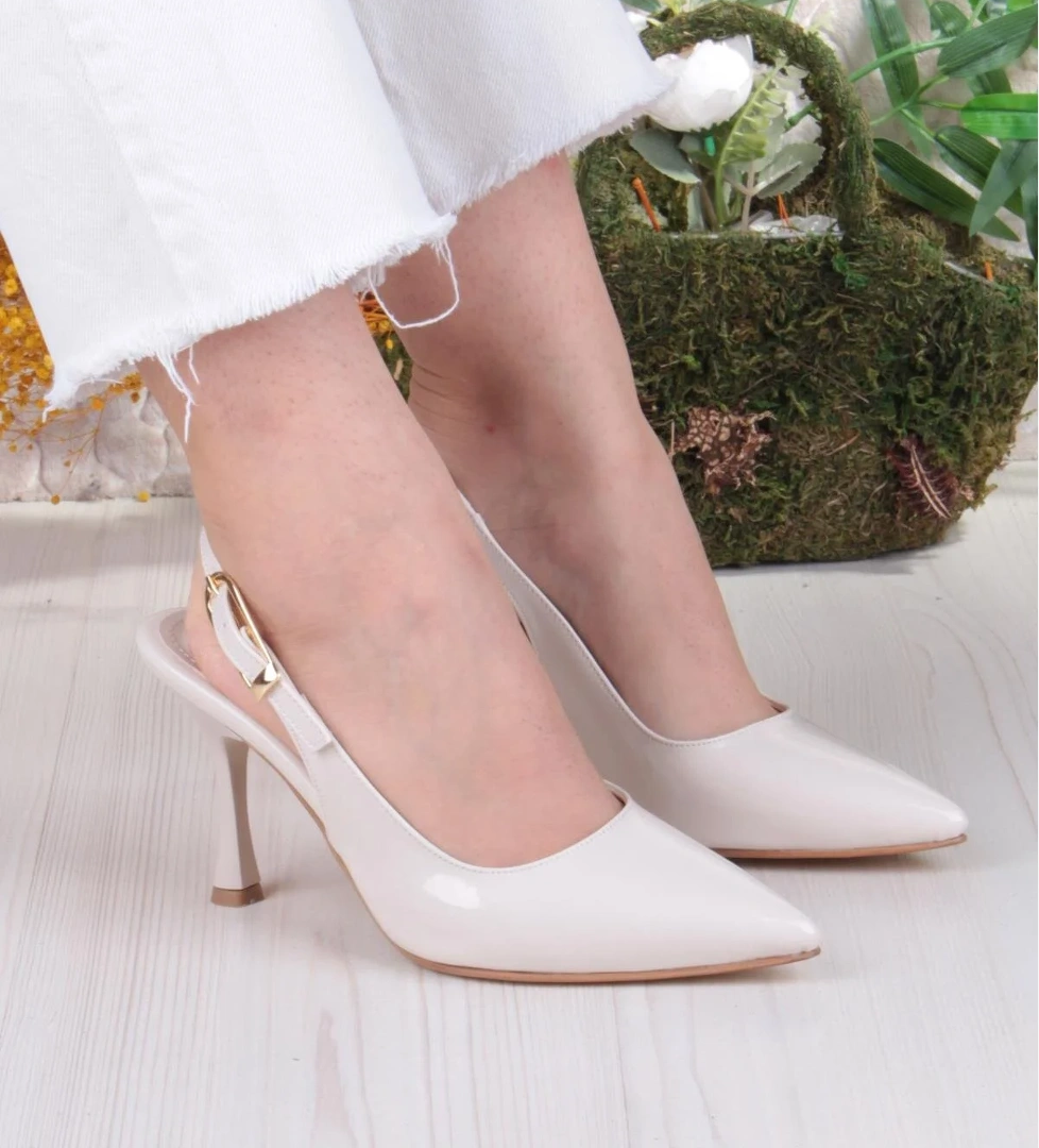 3670 Uraz Rugan Toka Detaylı Arkası Açık Önü Kapalı Topuklu Kadın Ayakkabı