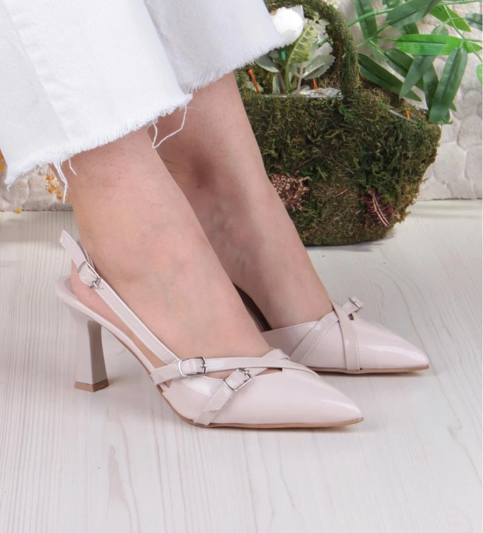 Fort 3669 Uraz Rugan Toka Detaylı Arkası Açık Önü Kapalı Topuklu Kadın Ayakkabı model görseli