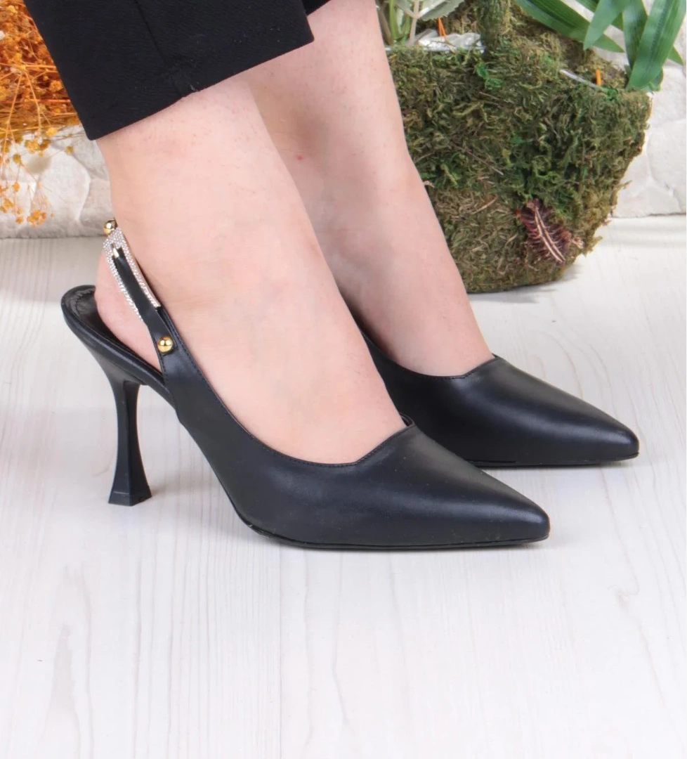 086-5047 Fls Önü Kapalı Taşlı Toka Detaylı Arkası Açık Topuklu Ayakkabı