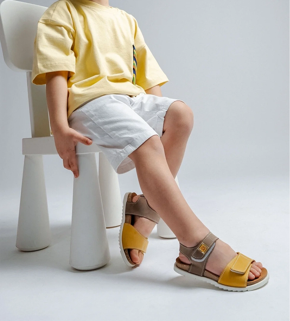 Unisex Çocuk Gri-Sarı Hakiki Deri Mantar Tabanlı Günlük Çocuk Sandalet