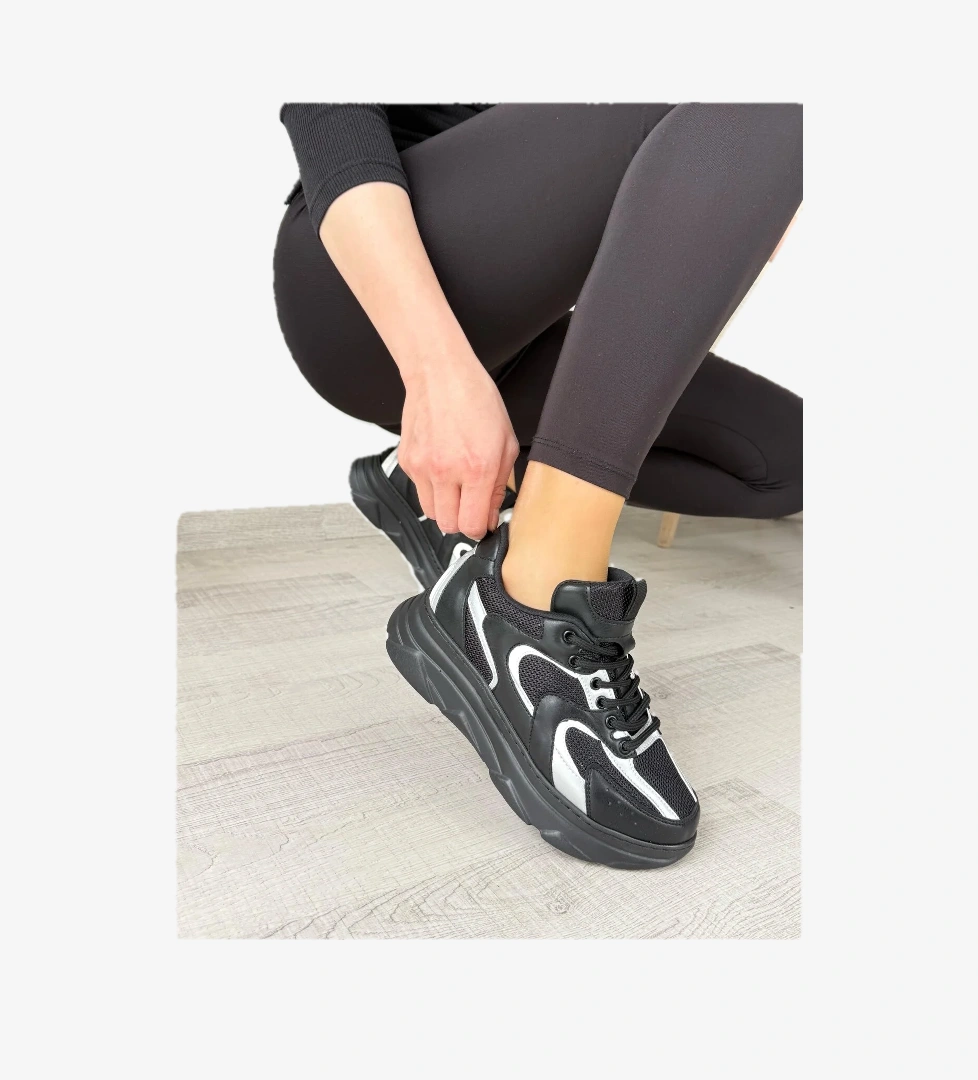 Pabucmarketi Siyah Beyaz Bağcıklı Kadın Spor Ayakkabı model görseli