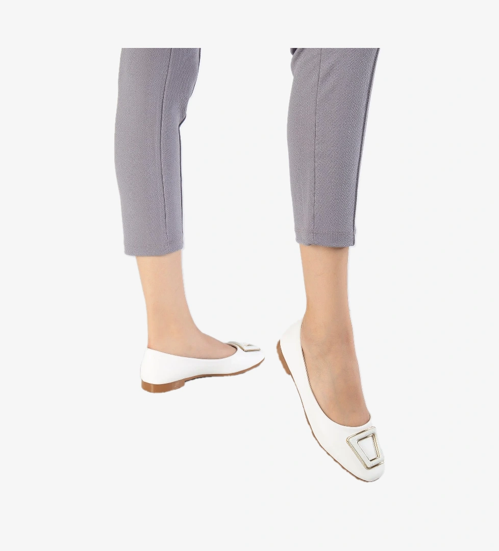 Kadın Beyaz Oval Burunlu Önü Toka Detaylı Babet - Görsel 1