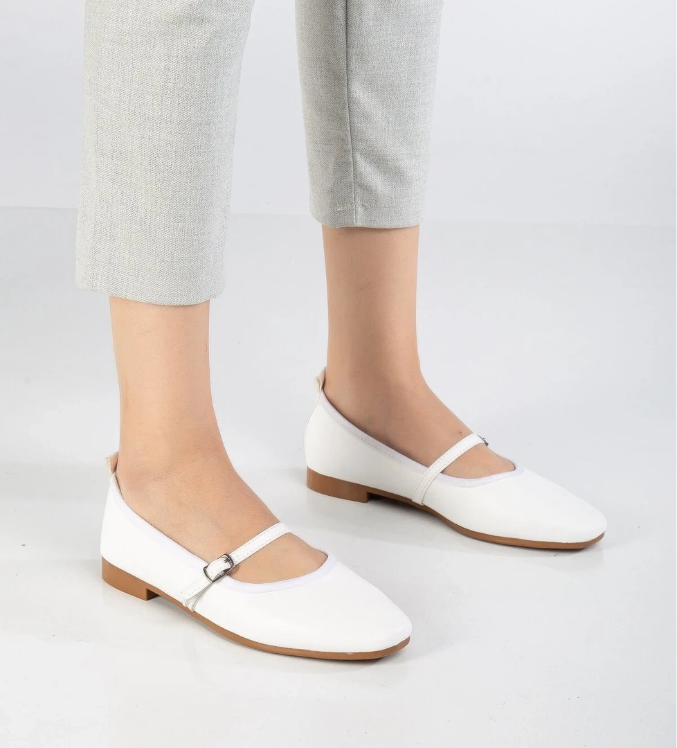 Kadın Beyaz Oval Burunlu Toka Bağlamalı Babet